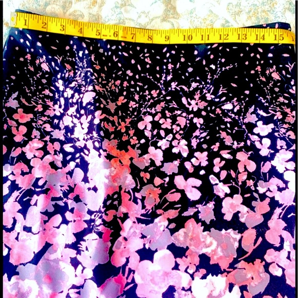 Black shirt with pink & white flowers (M) - Picture 3 of 4